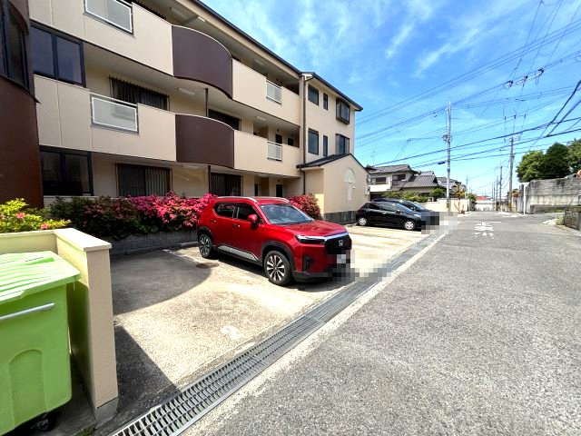 メゾンベルエールの駐車場
