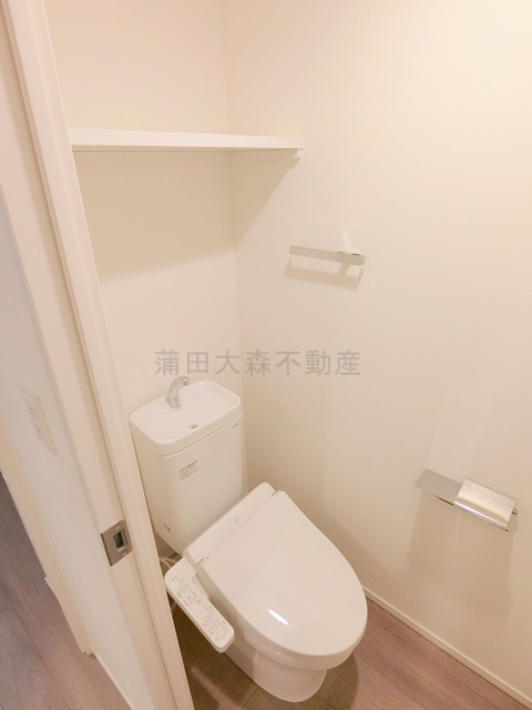 RJRプレシア蒲田のトイレ|棚と温水洗浄便座付きのトイレ　
