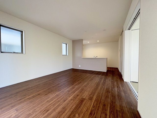 八潮市八潮7丁目　新築戸建　全5棟　4号棟の居間・リビング|同施工会社の参考写真になります。