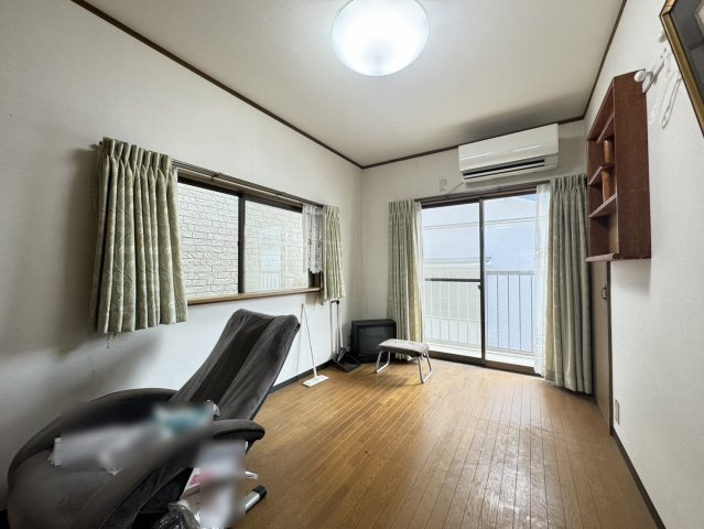 下河原通2丁目戸建の居間・リビング|こちらの居間で趣味の時間をお楽しみください
