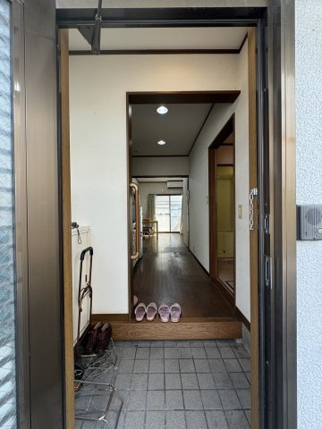 下河原通2丁目戸建の玄関|収納もある玄関です