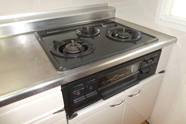 サンライフひろみねＡのキッチン|三口コンロ