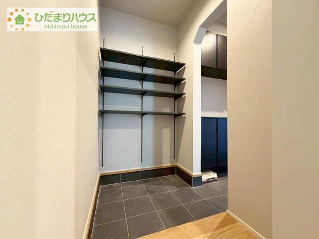 【玄関】 | 桜川市真壁町下谷貝　中古戸建 | 靴で溢れかえっていた玄関も、大きなシューズボックスと、玄関横のクロークでスッキリ解決！玄関は「その家の顔」とお考えの方にオススメの広さです。