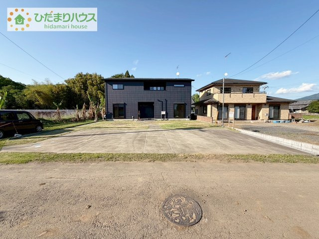【駐車場】 | 桜川市真壁町下谷貝　中古戸建 | 駐車場並列3台分！ワゴン車+軽自動車はもちろん、パパのお仕事の車も敷地内に停められますね♪