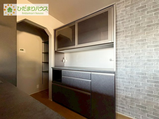 【キッチン】 | 桜川市真壁町下谷貝　中古戸建 | キッチン横のパントリー収納は、非常時の飲食物のストックもしっかりできますね♪
