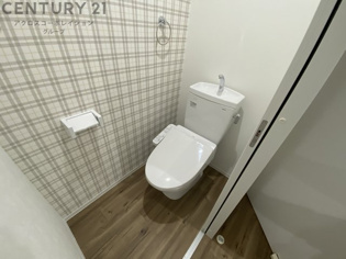 温水洗浄便座付きのトイレです♪