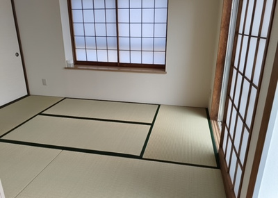 【寝室】 | ジョイフルハイツⅡ南林間 | 寝室でゆっくりと過ごすためにはベッド周りの適度な空間を担保することや窓の位置、照明の明るさ、寝室の広さなどを考える必要があります。自身や家族の構成とライフスタイルに併せて寝室にする部屋を選びましょう！