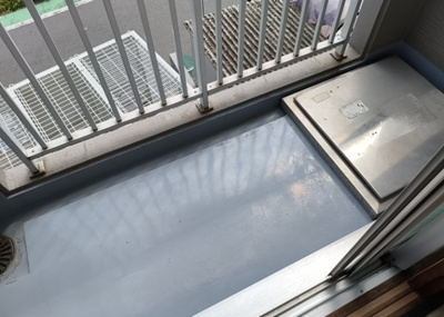 【バルコニー】 | ジョイフルハイツⅡ南林間 | バルコニーは、室外の専用スペースのうち、「屋根がなく開放された空間」であるものを指します。ベランダより広いタイプのものが多く、日当たりもよいため家庭菜園などを楽しみたい人にとって適した環境となります。