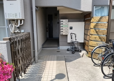 【エントランス】 | ジョイフルハイツⅡ南林間 | マンションのエントランスには、もともと風よけや防犯の役割がありますが、マンションによって宅配ボックスなどの設備が備わっている所もあります。日々の生活をイメージしながら生活しやすさをチェックしましょう。