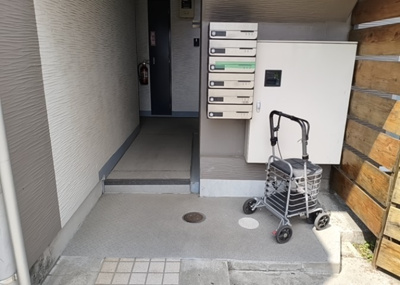 【ロビー】 | ジョイフルハイツⅡ南林間 | ラウンジは、マンションの共用スペースに椅子やテーブルなどを配置した利用者が寛げる空間です。屋内型ラウンジと屋外型ラウンジがあります。共用部分の管理状況と合わせて、詳細については現地でご確認ください。