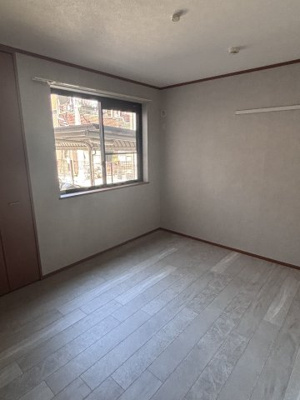 【子供部屋】 | アップルコート | 広々とした洋室になります。窓はシャッターで締め切ることができます！