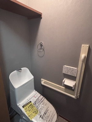 【トイレ】 | アップルコート | お洒落で暖かみのある、新品の温水便座付きトイレです。