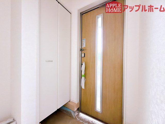 [新築住宅] 鶴ヶ島市富士見 第1 全1棟の玄関|ご家族皆様の靴やお手入れ用品を収納できる収納棚を設置！お家に出会う人々を迎える玄関だからこそ、常に整理整頓しておきたいですね♪