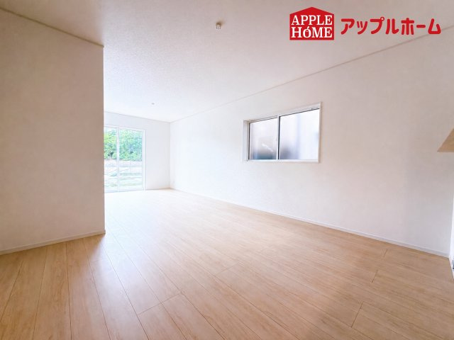 [新築住宅] 鶴ヶ島市富士見 第1 全1棟の居間・リビング|窓から差し込む光で家族を温かく包み込みます。明るいリビングで子育てする喜びを☆いつでも見学可能です！