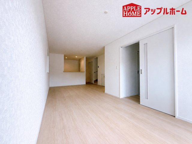 [新築住宅] 鶴ヶ島市富士見 第1 全1棟の居間・リビング|広々リビング×対面キッチンで家族の会話も弾みます♪家族団らんの秘訣は間取りにあり☆夢のマイホームを一緒に叶えましょう！