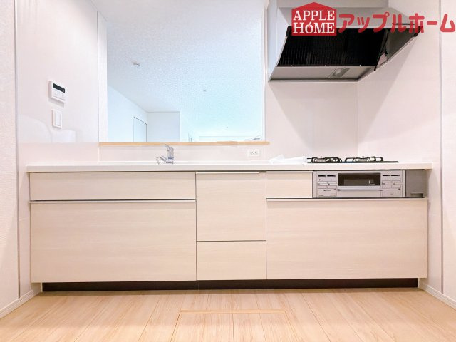 [新築住宅] 鶴ヶ島市富士見 第1 全1棟のキッチン|キッチンから部屋中が見守れるので、小さなお子様がいるご家庭でも安心です。シンプル×ナチュラルな温かい空間は、どんなスタイルの家具も合わせやすいお部屋です。