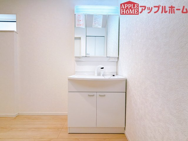 [新築住宅] 鶴ヶ島市富士見 第1 全1棟の独立洗面台|三面鏡付きの洗面化粧台ですので、たっぷりと収納いただけます。白を基調とした清潔感のある快適空間です。毎日の身支度も気持ち良くお使い頂けます！！