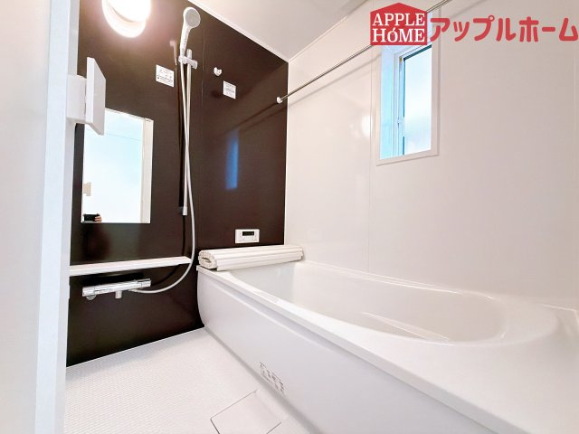[新築住宅] 鶴ヶ島市富士見 第1 全1棟の浴室|窓付きのバスルームは、採光もあり明るく気持ちの良い空間です。窓があることで、換気環境も良好。掃除もスムーズに出来ます