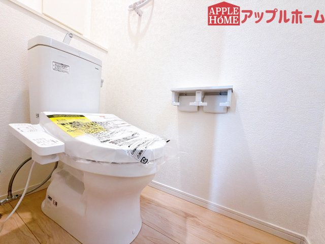 [新築住宅] 鶴ヶ島市富士見 第1 全1棟のトイレ|節水型でエコなトイレには、今では当たり前の温水洗浄機能付き。便座を温める機能もついていて、居心地の良い空間♪