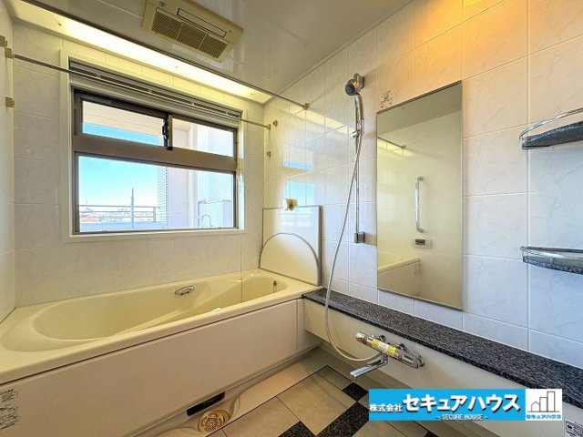 ザシーズンズD棟の浴室|【浴室】
◆広々としたお風呂で毎日の疲れを癒やすバスタイムをお楽しみ下さい！
◆窓付きで、カビの繁殖を抑える効果があります。
◆追い炊き機能を備えたオートバスです。　　　　　　　　　　　　　　　　　　