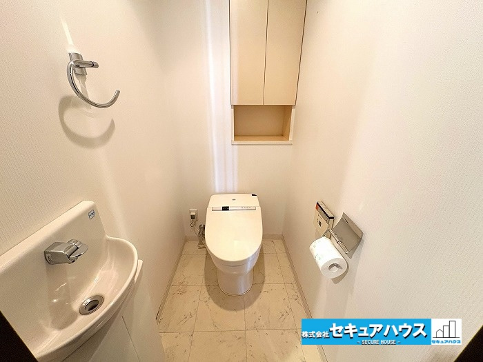 ザシーズンズD棟のトイレ|【高機能トイレ】
◆高機能トイレの多くは便器のフタの開閉が自動であり、使用後に手動で水を流す面倒もなく非常に便利です。スタイリッシュな見た目で、お掃除しやすく、節水効果が高いです。　　　　　　　　　　