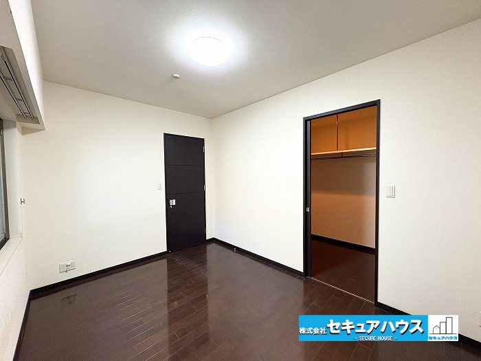 ザシーズンズD棟の洋室|【洋室7帖】
◆広々とした居住空間は日々の暮らしを彩り、心のやすらぎと満足感を与えてくれます。通風と採光を考慮した設計は子供たちはのびのび育ち、家族でくつろぎと団らんを生み出します。　　　　　　　　　