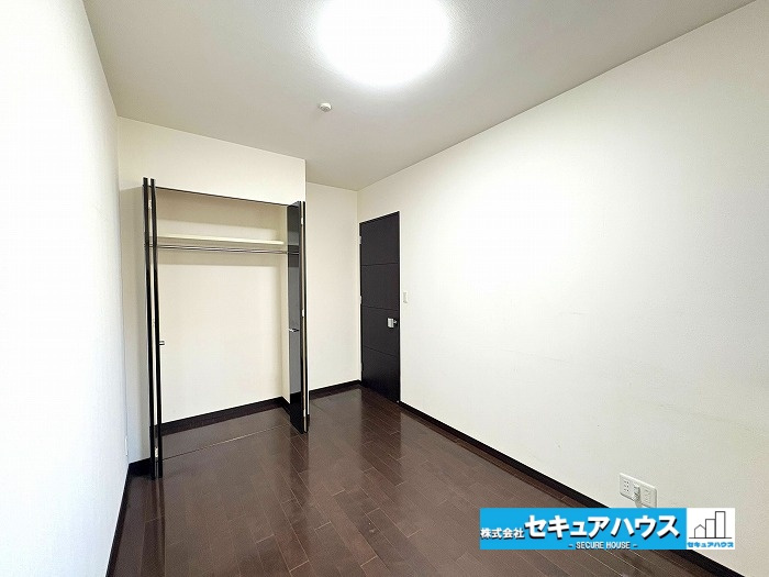 ザシーズンズD棟の洋室|【洋室6帖】
◆家族一人ひとりの大切なプライベート空間。趣味に合わせて使って頂けるようシンプルに仕上げてあります。暮らし心地を大きく左右する収納を、適材適所に配置し使い勝手を考慮しました。　　　　　　