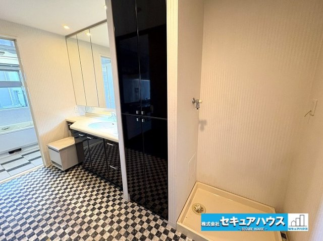 ザシーズンズD棟の脱衣所|【脱衣所】
◆広々とした設計の脱衣所です。洗濯機置き場横の収納に洗剤などをしまうことができます。　　　　　　　　　　　　　　　　　　　　　　　　　　　　　　　　　　　　　　　　　　　　　　　　　　　　