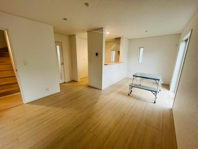 【Cradle Garden】　古河市駒羽根　第２　全1邸の居間・リビング|〇リビング〇
落ち着きのある木目調のリビング。窓から明るい日差しが差し込みます♪
2026年8月撮影