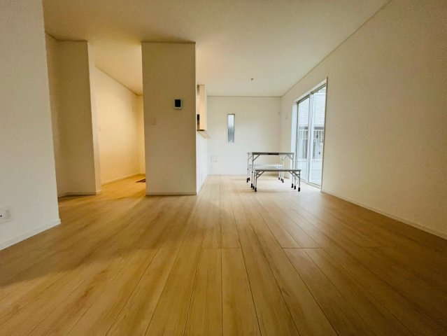 【Cradle Garden】　古河市駒羽根　第２　全1邸のキッチン|〇リビング〇
奥行きのあるリビング。対面キッチンなので、家族との会話を楽しみながら料理を作ることができます♪
2026年8月撮影