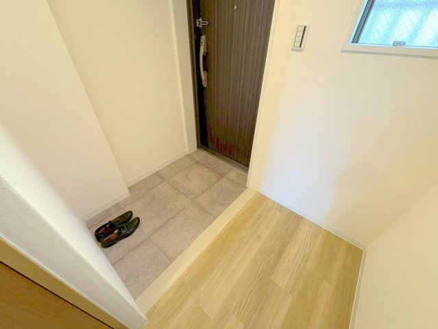 ハビタットセレッソⅢの玄関|収納もある玄関です