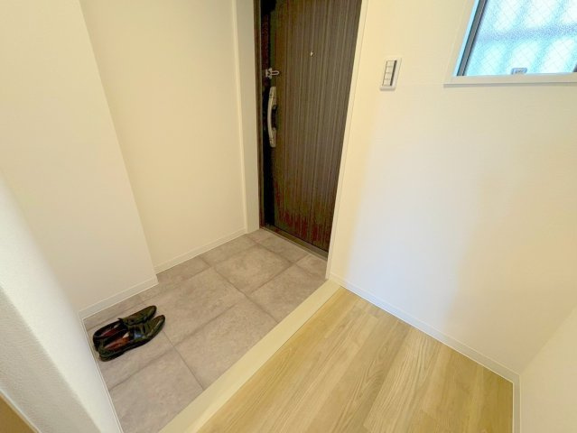 ハビタットセレッソⅢの玄関|明るい玄関です