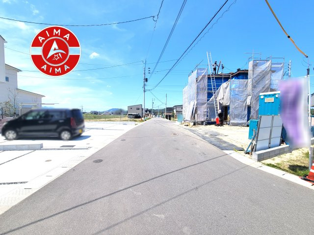 福岡市西区今津第1-1棟（25号地）の前面道路含む現地写真|前面道路は閑静な住宅地をはしる車通りの少ない道路。お車の出し入れが苦手なママや小さなお子様にも安心ですね。しっかり舗装もされているので、ベビーカーや自転車で通っても快適に通行できます。前面道路です。