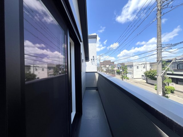 車も電車も便利な立地◎どんな生活スタイルにもバッチリ！！な【大和市西鶴間5丁目新築戸建】のバルコニー|陽当たり良好なバルコニーです