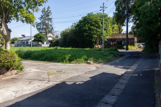 足利市鵤木町の中古一戸建の前面道路含む現地写真