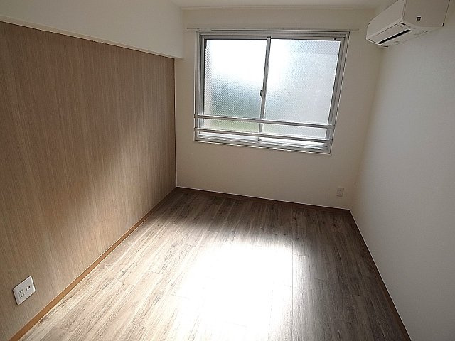 御崎北ビルの内装|壁一面、お洒落なデザインクロスの洋室