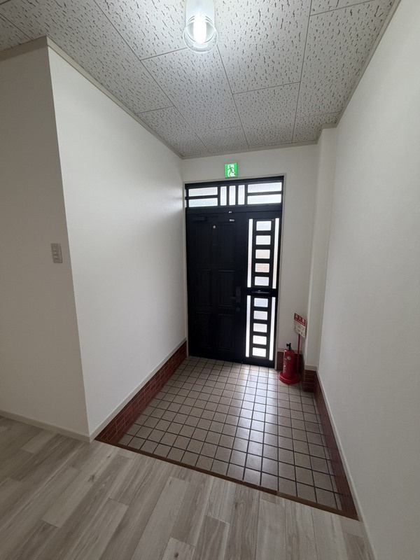 山本マンションの玄関
