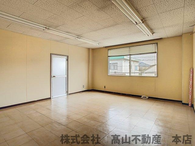 宗像市東郷２丁目の店舗一部の居間・リビング