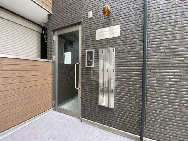 グロースコート花園本町1のエントランス
