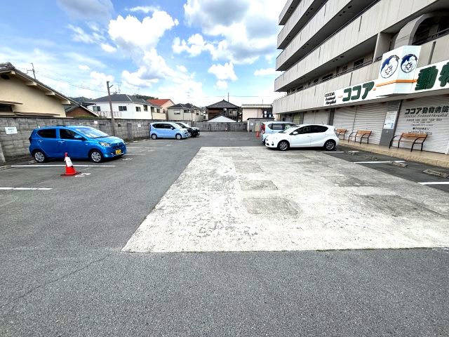 エレガントライフマンションの駐車場