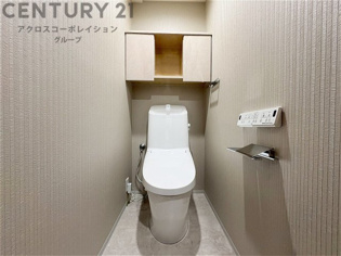 温水洗浄便座付トイレは温水洗浄機能により、暖かい水でおしりを洗浄することができ、冷たい水を使う従来の便座に比べ、温水洗浄機能で暖かいトイレを提供し、快適な使用を可能にします。
