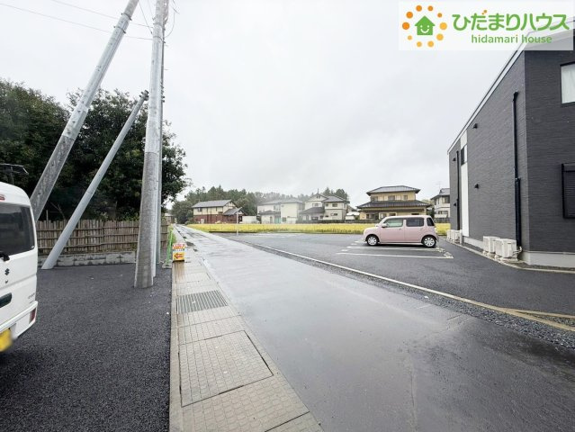 那珂市杉第3　新築戸建　2号棟の前面道路含む現地写真|南側道路につき日当り良好！
