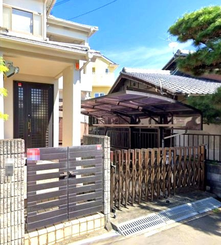 豊中市若竹町1丁目の駐車場|大切な愛車を守るカーポート
洗車も出来る余裕のあるスペースには、もちろん自転車の駐輪も可能！

