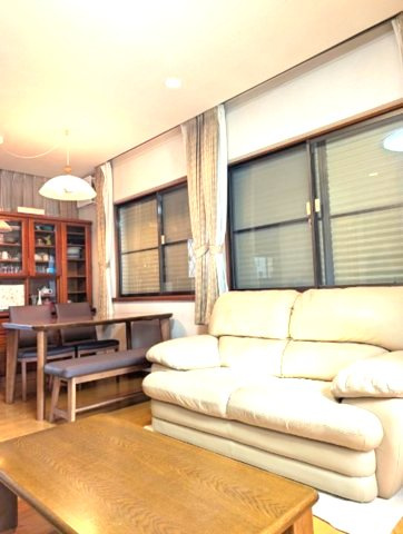 豊中市若竹町1丁目の居間・リビング|大切なご家族が集まるからこそＬＤＫはこだわりたい！休日はおひさまの光をたっぷりと取りこめるリビングでゆったりと過ごしませんか？子供たちが元気に笑いながら走り回っても十分な広さの空間です。
