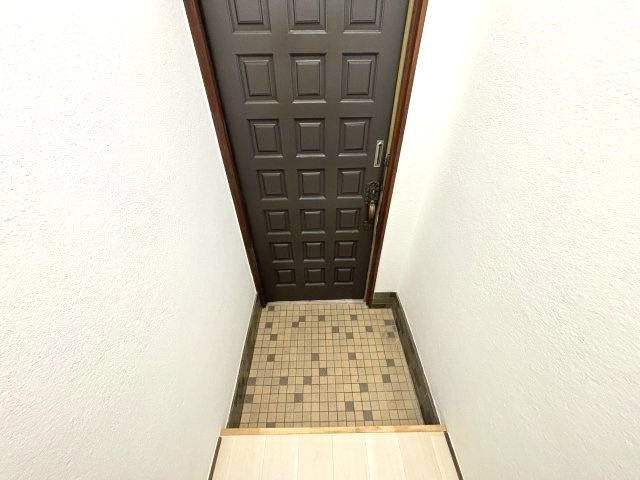 山中田貸家の玄関