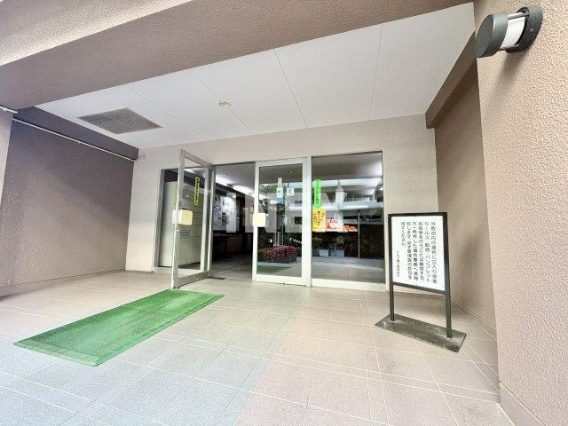 横浜市磯子区森１丁目の賃貸マンションのエントランス