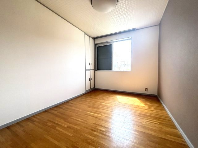 上田町戸建ての洋室