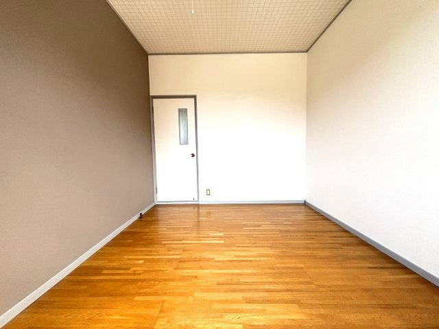 上田町戸建ての洋室