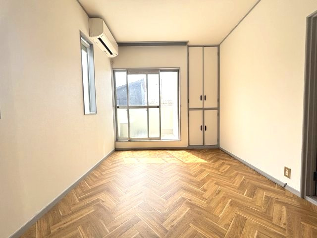 上田町戸建ての洋室
