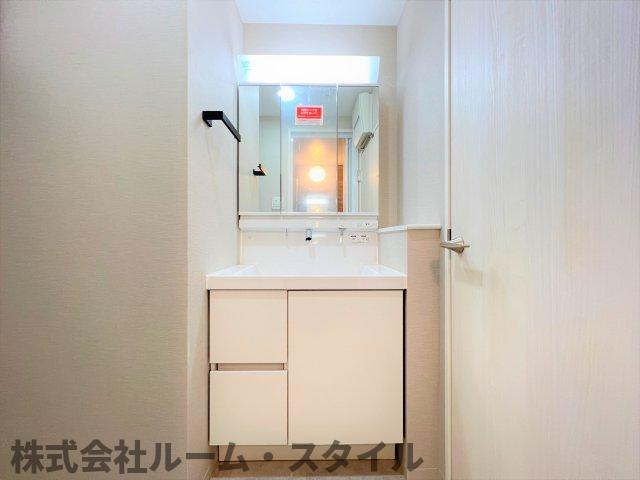 鶴見ダイカンプラザの独立洗面台|2023年撮影